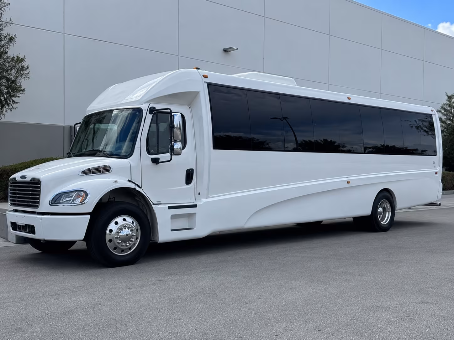 airport transfer buses for wedding guests flying into detroit metro